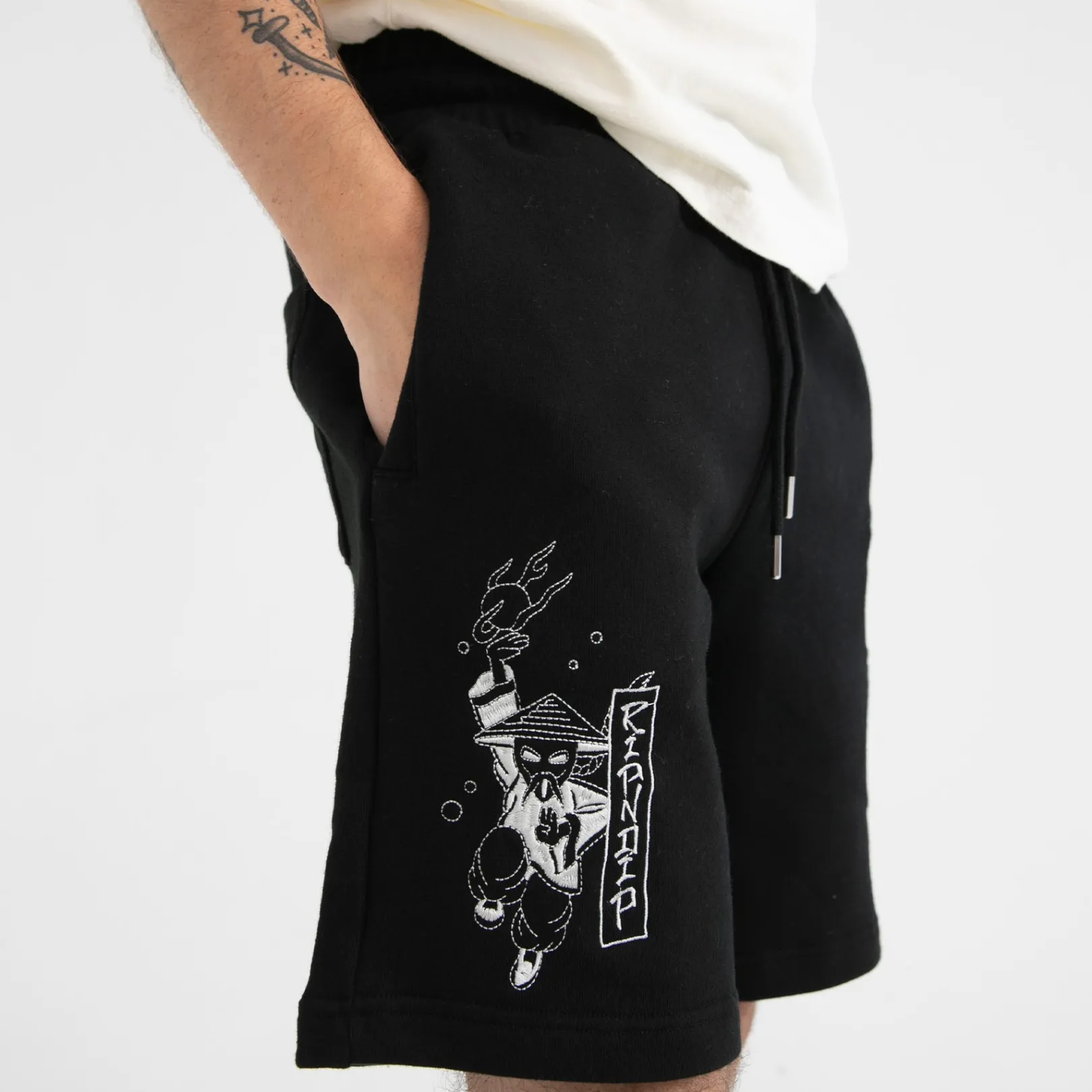 Ryu Sweatshorts (Black)<Ripndip Store